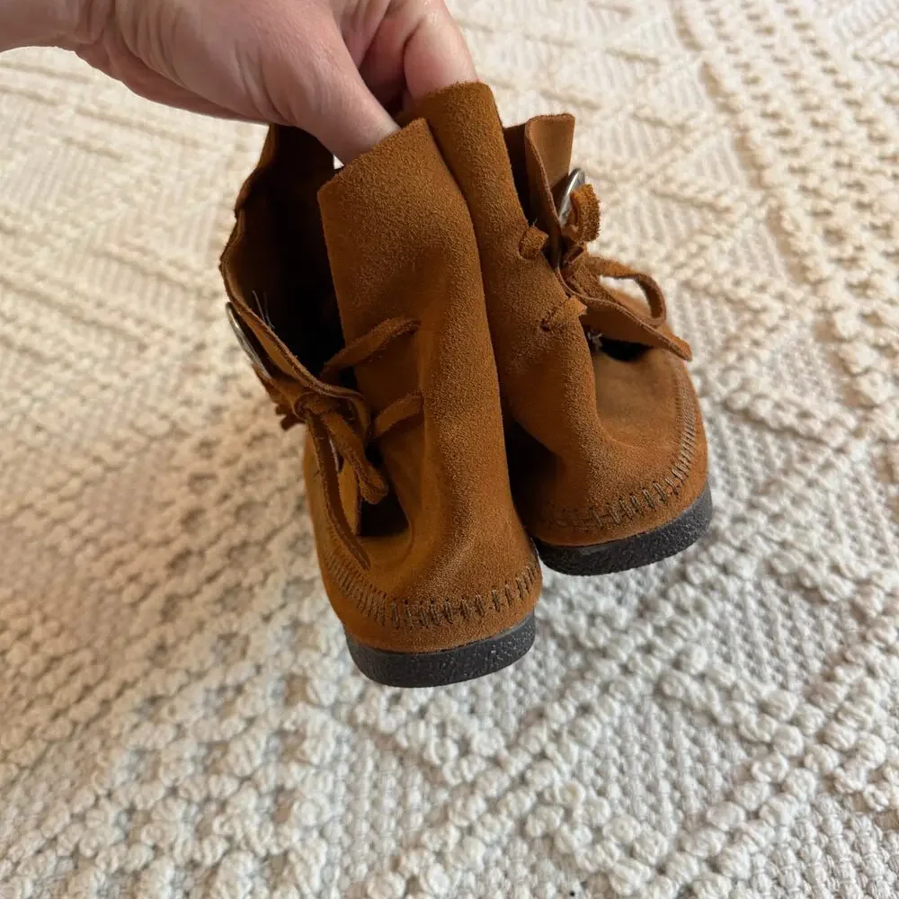 NIB Minnetonka Two Button Hardsole Boot